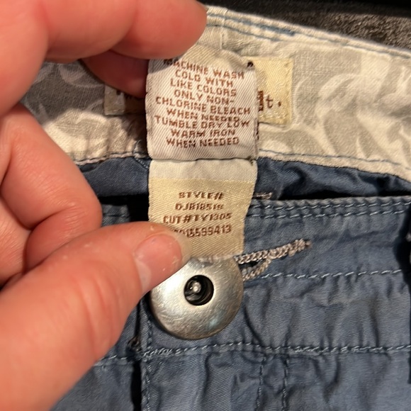 Cute low-rise four pocket capri’s with ruched side ties - Picture 5 of 7